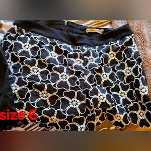 Alice + Olivia Black and White Floral Short SIZE 6